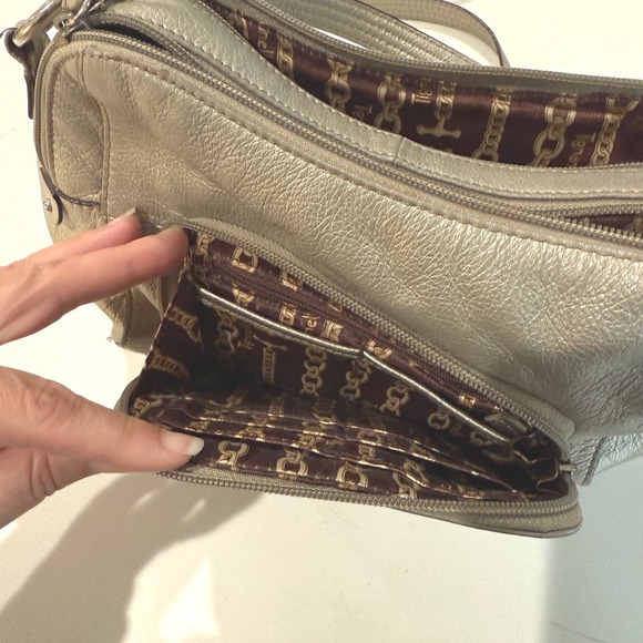 Tignanello Silver Metallic Leather Crossbody Shoulder Bag Purse‎ Built in Wallet - Picture 4 of 13